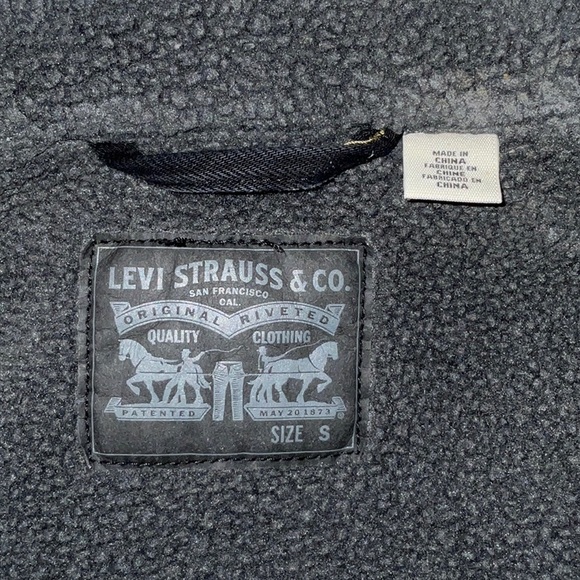 Men's Levi Snap Closure Black Denim Jacket with Sherpa Collar and Lining - Picture 8 of 13